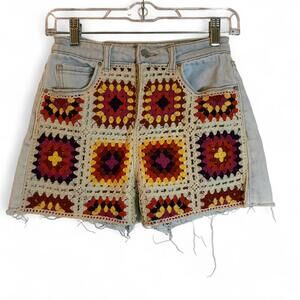 Boho Crochet Panel Light Wash Denim Shorts - Multicolor